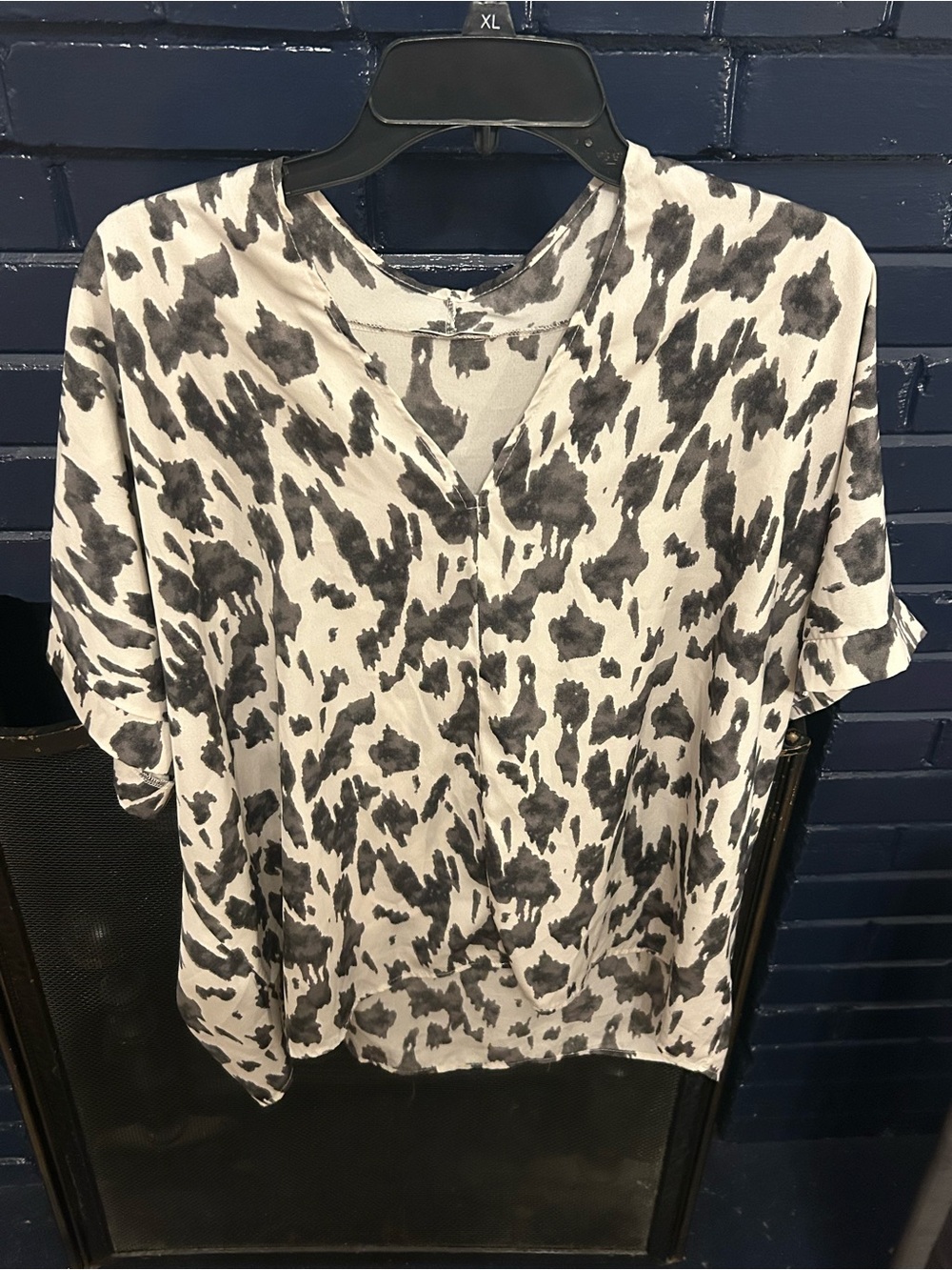 JODIFL Women's Short-Sleeve V-Neck Animal Print Blouse - White/Gray